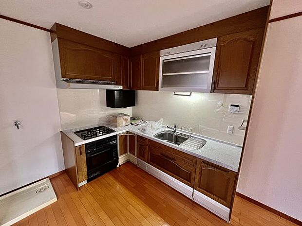 システムキッチンになります。　調理スペース・洗い場もしっかりと確保されており使い勝手が良いです。