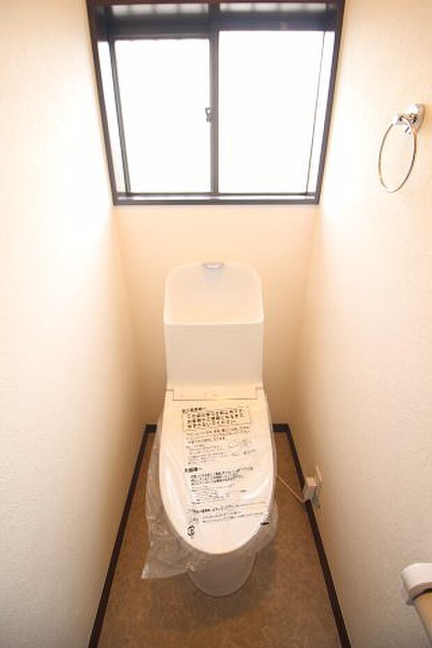 タンク一体型でコンパクトなトイレ。1階も2階も温水洗浄便座付きの新しいものへ交換されています