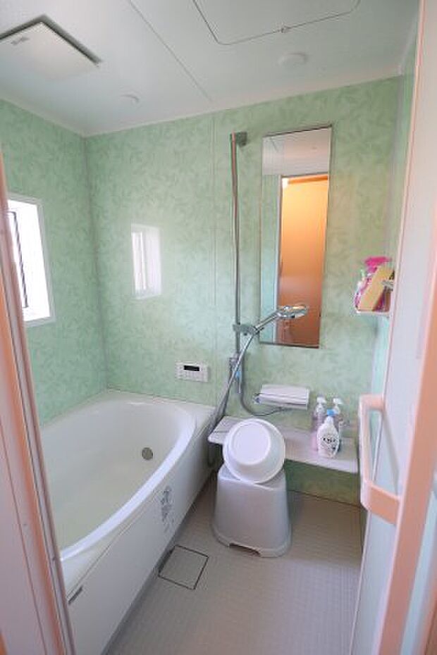 2022年6月浴室リフォーム済み♪可愛らしいアクセントのある浴室には窓もあり、明るいバスルームとなっております。