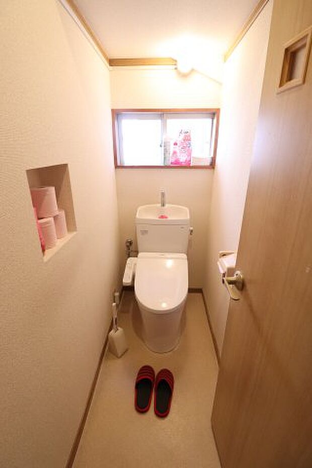 トイレにはニッチがあり、収納や飾りスペースとして利用可能♪窓もあり、採光と換気をすることができます。