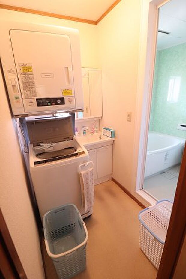 脱衣室には独立洗面台があり、朝の身支度にも便利な設備です！