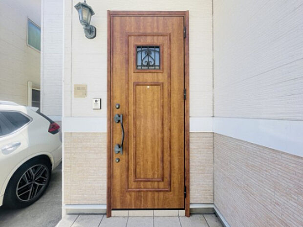 モダンでお洒落な玄関扉です。