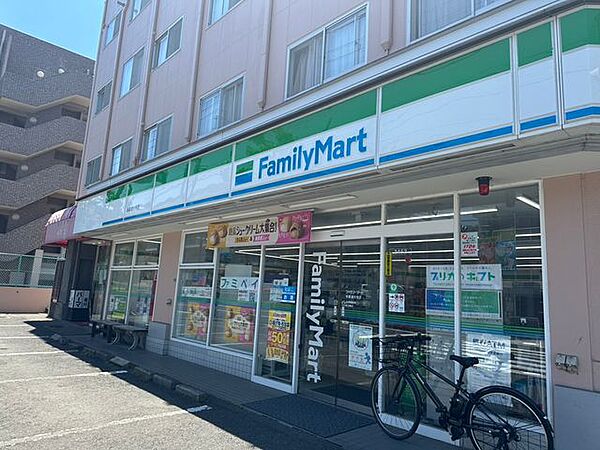ファミリーマート多摩連光寺店　約460ｍ（徒歩6分）