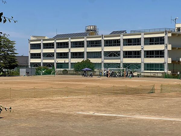 多摩市立諏訪小学校　約900ｍ（徒歩12分）