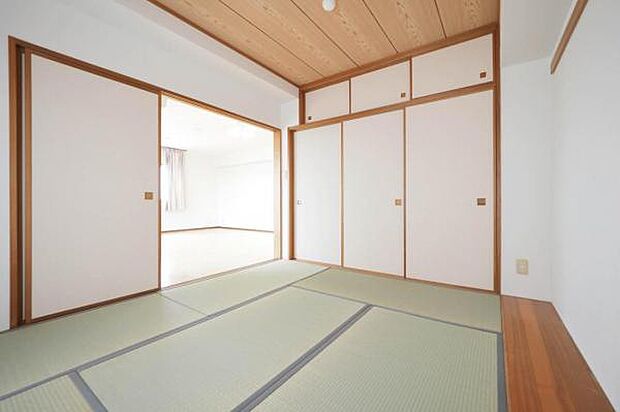 和室は畳の上で横になってくつろげたり、布団を敷けば寝室になるといった、汎用性の高さが魅力です。