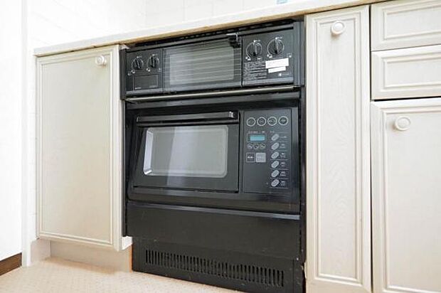 ビルトインオーブンは、キッチンスペースを広げられるだけでなく、箱型のオーブンと比較すると全体的に火力が強く、余熱や調理時間が短縮化されます。