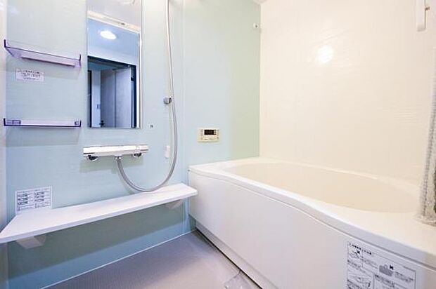 バスルーム／ハウステックのシステムバスを採用したバスルームは、簡単に取り外せてお掃除ラクラクの「クリンかるわざカウンター」仕様で、半身浴の際にはテーブル代わりのカウンターとしてもお楽しみいただけます♪