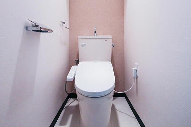 トイレ／温水洗浄便座　上部吊戸棚付きでスッキリ片付いたトイレ空間へ