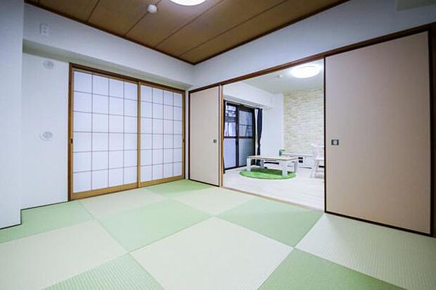 和室／約6帖　モダンな雰囲気を持つ琉球畳を使用した和空間　縁がないので開放感があり、子供部屋や客間にもおすすめです