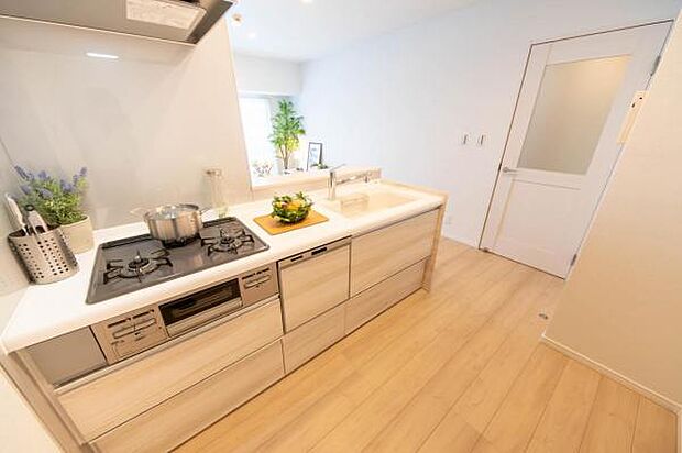 広々とした調理スペースを確保したキッチンです。冷蔵庫や食器棚など、設置しても余裕のある構造です