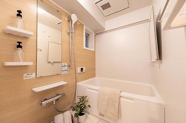 浴室暖房換気乾燥機を取り付けました。また換気用の小窓もあるため、バスルーム内の湿度対策もばっちりです