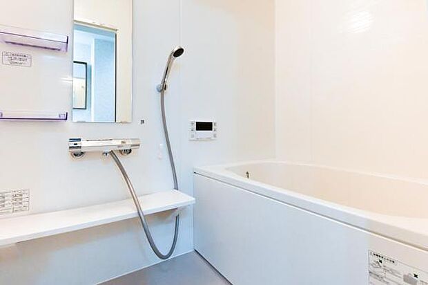 浴室／ハウステック採用のバスルームは、簡単に外せて丸洗いできる「クリンかるわざカウンター」仕様半身浴の際には、浴槽に置いてトレーとしても活躍します