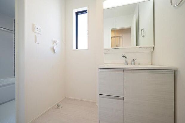 【　洗面室　】