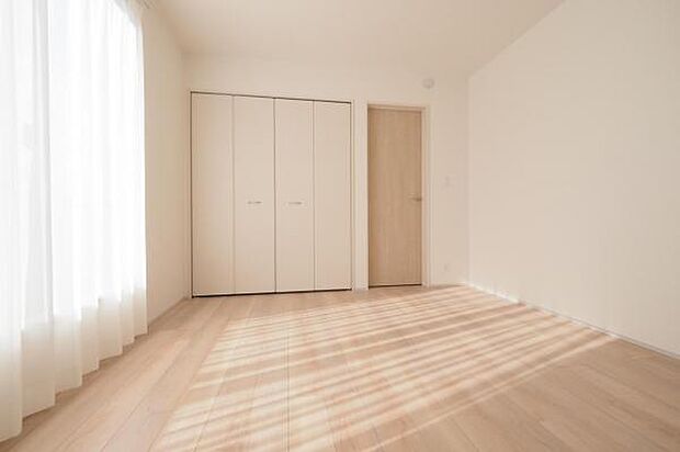 【　居室　／　7帖　】 主寝室にふさわしい広い居室。クローゼット収納付き