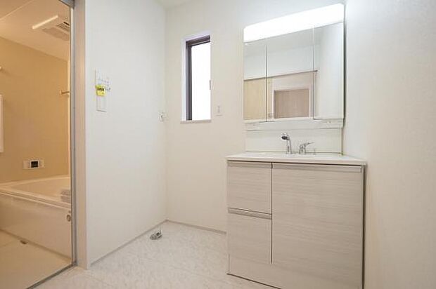 【　洗面室　】 収納豊富な三面鏡シャンプードレッサー付き