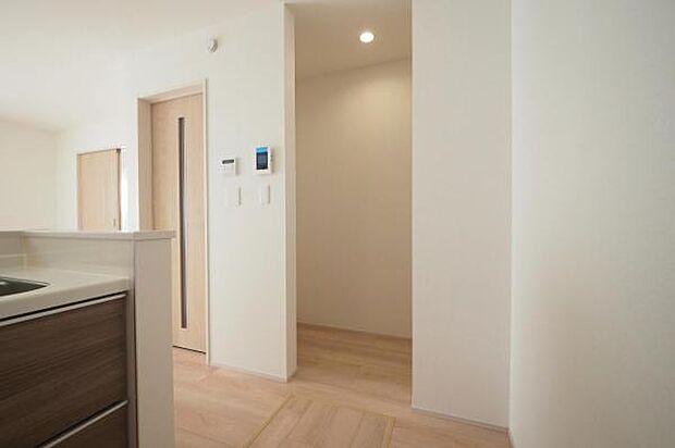 【　キッチン　】 キッチン横にはパントリースペースを造作。日用品の収納に便利な空間です