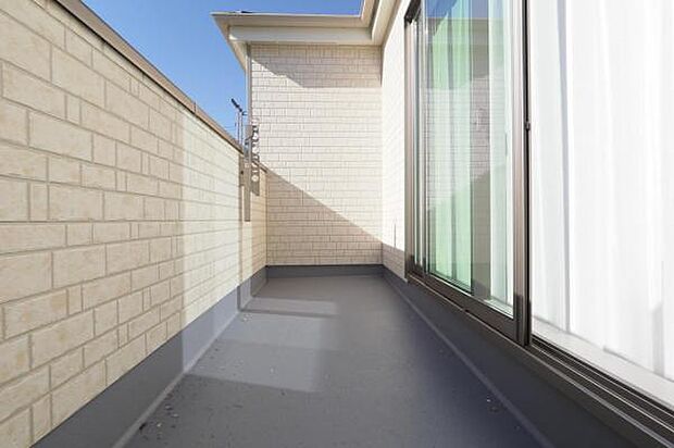 【　バルコニー　】 陽当たり良好な南西向きバルコニー