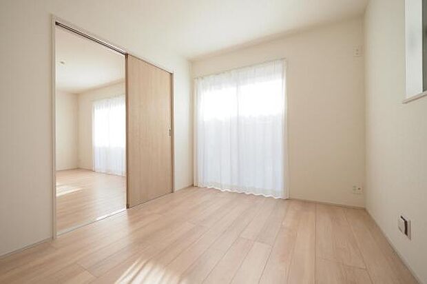 【　居室　／　5.25帖　】 リビング続き間として、キッズスペースや客間などにも活用できるお部屋