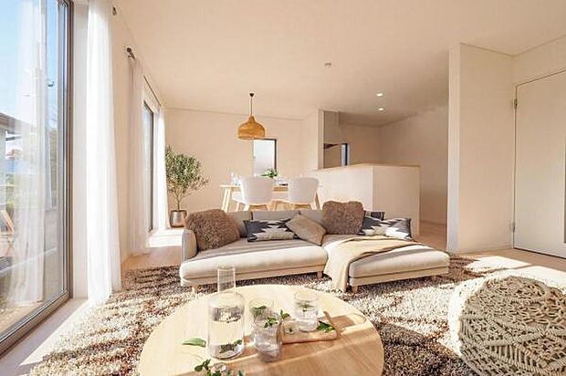 【　LDK　／　18.7帖　】 南面に大きな窓を設け、開放感をプラスした広いリビング ※家具や小物はCGによるイメージです