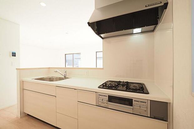 【　キッチン　】 温かみのあるナチュラルホワイトで統一されたデザインキッチン。機能性を兼ね備えた使いやすい設計です 