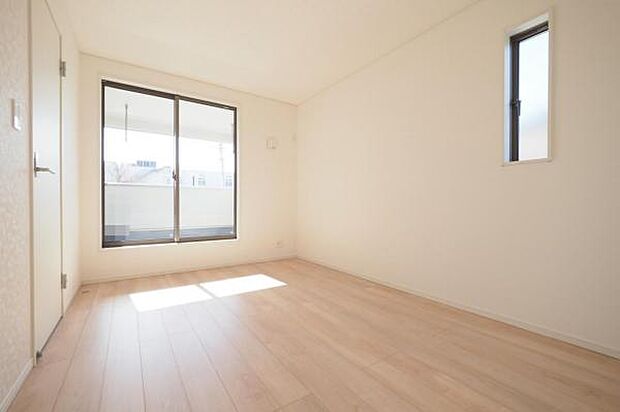 【　居室　／　6.7帖　】 温かな陽光が満ちる快適居住空間。二面採光により風通しも良好です