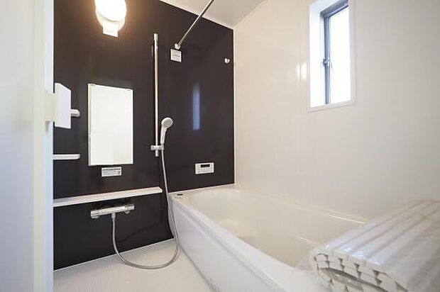 【　浴室　】 ゆったりと足を伸ばして入浴できる1坪タイプのユニットバス