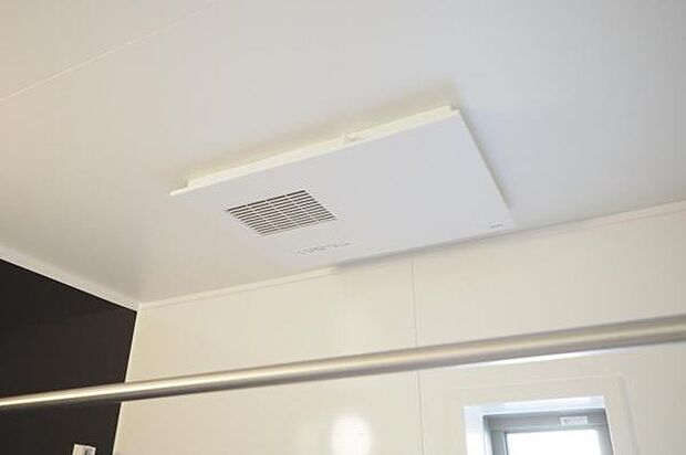 【　浴室換気乾燥暖房機　】 夜間や雨天時などにも洗濯物が乾かせる便利な浴室空調付き