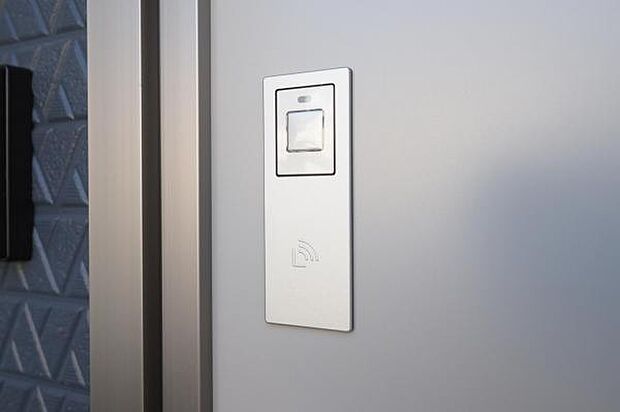 【　玄関スマートロック　】 鍵の取り出し不要で解錠ができる便利なスマートロックを採用