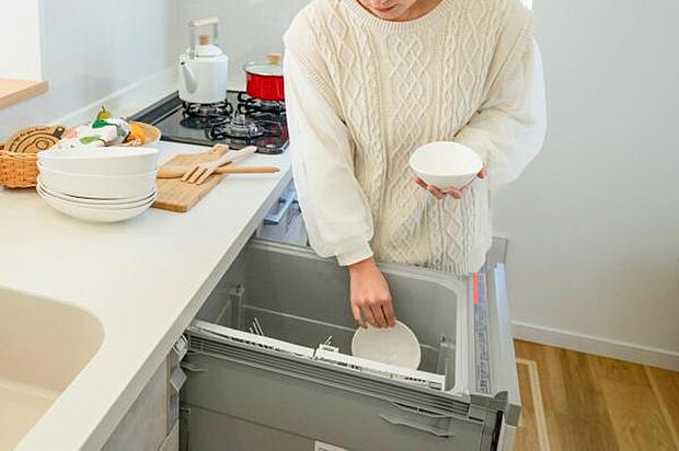 【　キッチン設備　／　食器洗浄乾燥機　】 家事ラクアイテムの定番、食洗機を標準装備。50℃以上の高圧水流で、各洗浄工程で除菌が完了するストリーム除菌洗浄機能搭載。スイッチ一つで簡単、清潔に（イメー