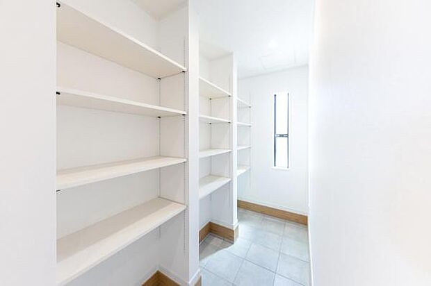 【　玄関設備　／　SCL　】 ベビーカーやカー用品など、豊富な収納力を誇る大型土間収納です（イメージ画像）