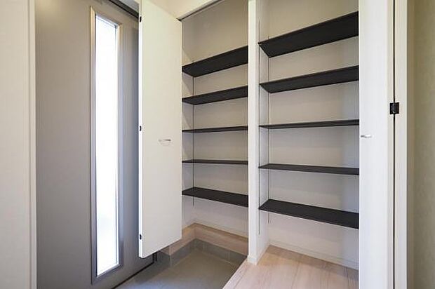 【　玄関　】 壁一面の大型シューズボックス付きの玄関ホール