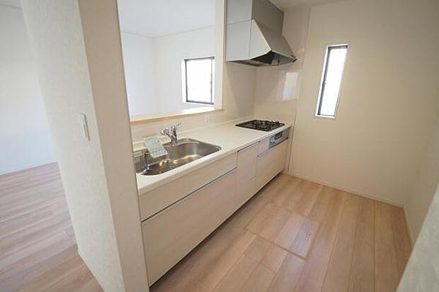 【　システムキッチン　】 リビングと繋がる対面式キッチン。余裕のあるワークスペースが嬉しい、使いやすいシステムキッチンです