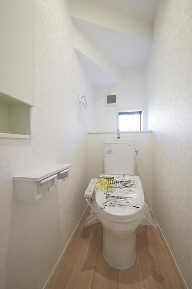 【　トイレ　／　1階　】 冬でも快適に利用できる温水洗浄便座