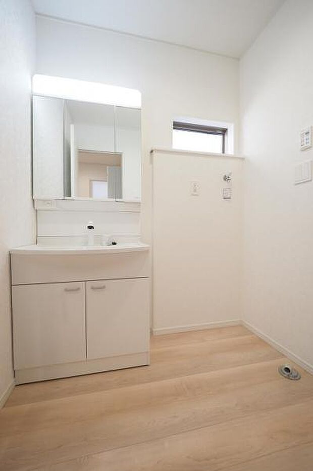 【　洗面室　】 三面鏡シャンプードレッサー付きの使いやすい洗面室／ランドリースペース
