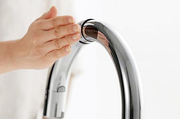 【 キッチン設備 / タッチレス水栓 】 浄水器一体型の衛生的なタッチレス水栓を完備。ストレスフリーな操作性、スパウト側面にセンサーを設けることで、腕の動きを負担を軽減し、忙しいあなたをサポートしま