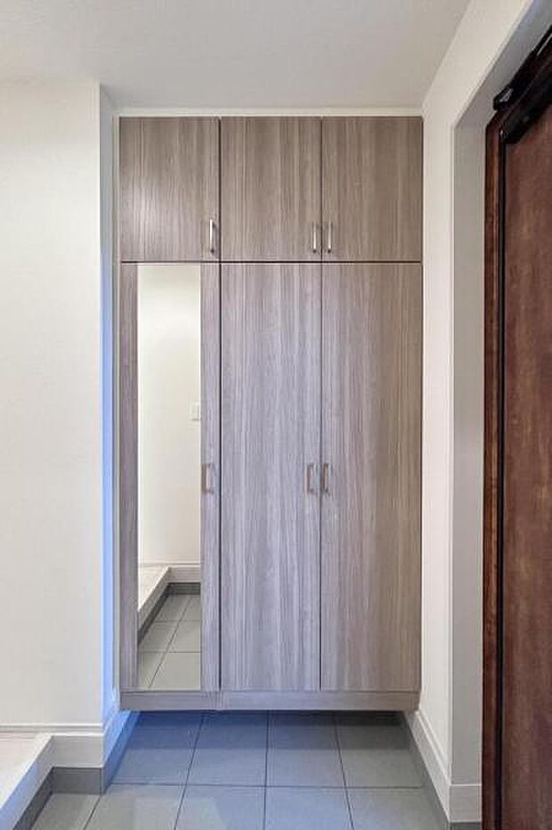 【 玄関 】 全身鏡を搭載した大型シューズボックス付き