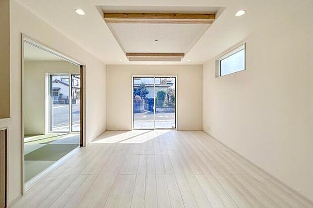 【 LDK / 17帖 】 リビングに開放感を生む折上天井。南東採光が温かな空間を実現いたします。