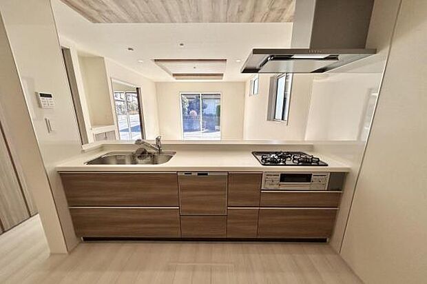 【 キッチン 】 リビングと繋がるフルオープンキッチン。食洗機や浄水器一体型シャワー水栓など、便利なキッチン設備が充実!