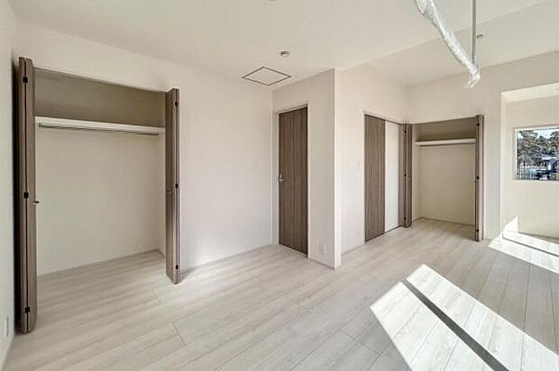 【 居室 / 10.5帖 】 ライフスタイルに合わせた間取り変更ができる2ドア仕様のフレキシブルルーム