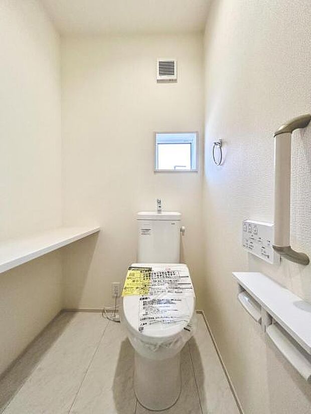 【 トイレ 】 各階には、温水洗浄トイレが備わります。