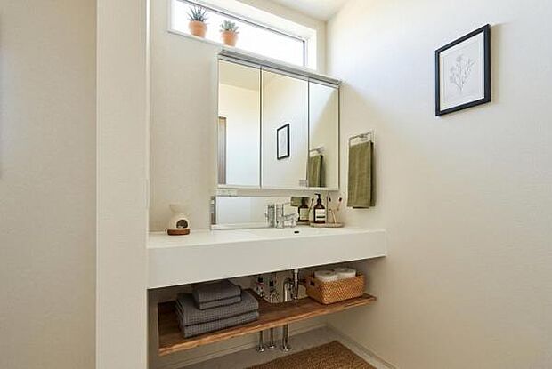 【 洗面室 】 幅広ワークトップが使いやすいオープンサニタリー。 ※家具や小物はCGによるイメージです