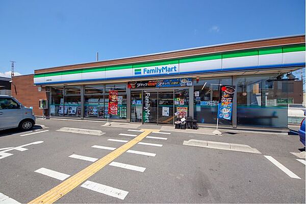 ファミリーマート入間扇町屋店 徒歩7分。 560m