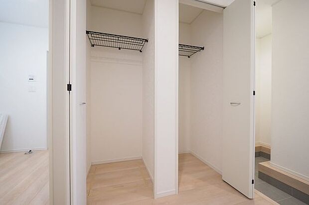 【 玄関 】コートやアウターなどの衣服も収納できるクローゼット仕様。下部空間にチェストを設置することで利便性も向上!