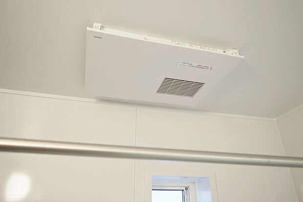 【 浴室 】夜間や雨天時などにも洗濯物が乾かせる便利な浴室空調付き