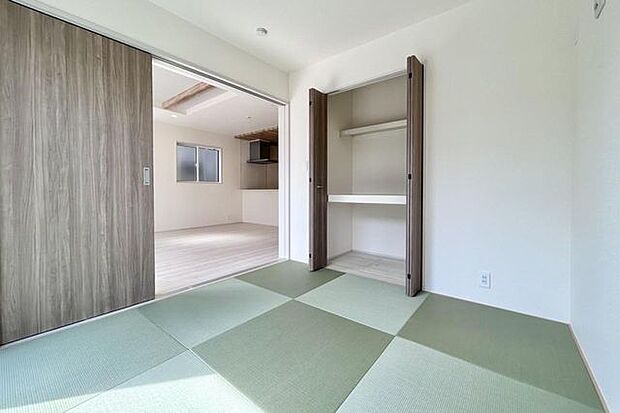 【　居室　／　4.5帖　】リビングと繋がるタタミ敷の洋室。客間やキッズスペースなど、幅広く活躍します。