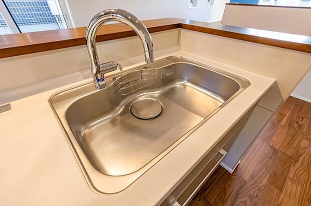 【 タッチレス水栓 】浄水器一体型の衛生的なタッチレス水栓を完備。ストレスフリーな操作性、スパウト側面にセンサーを設けることで、腕の動きを負担を軽減し、忙しいあなたをサポートします