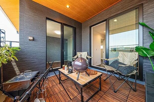 【　インナーバルコニー　】幅広設計でアウトドアリビングとしても活躍する、屋根付きバルコニースペース（イメージ画像）