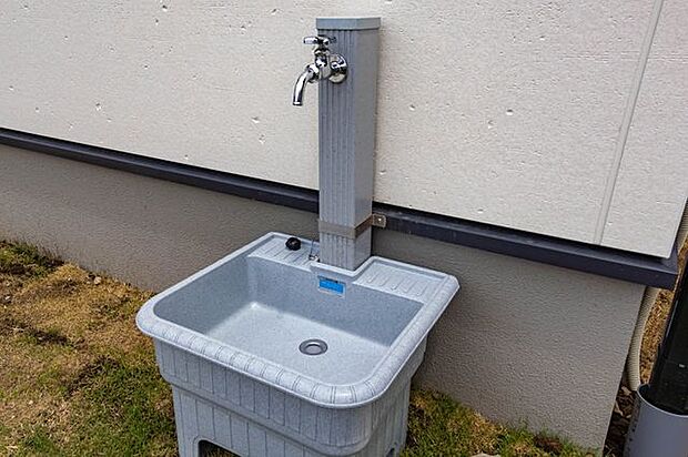 【 屋外水栓 】子どものプールや植栽への水やり、ペットの足洗いなど、幅広く活躍する立水栓を設けました