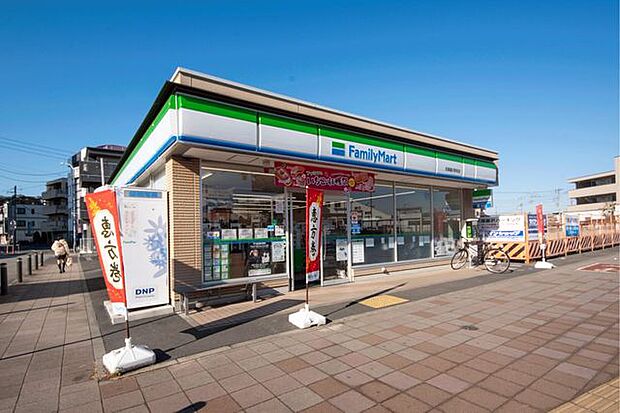 ファミリーマート武蔵藤沢駅前店 徒歩8分。 630m