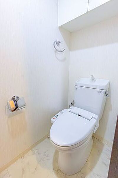 【　トイレ　】ウォシュレット付き温水洗浄便座。トイレ上部には吊り下げ収納を造作。
